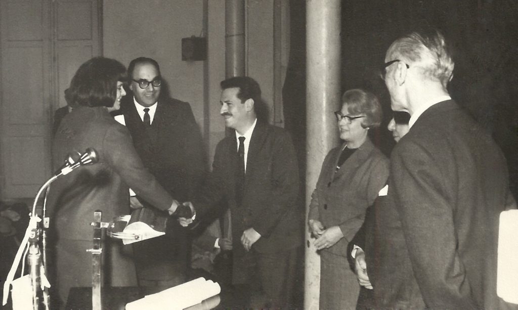 Firma el acta el Contador R. Vassia. Observan los rectores Bianchi y Eduardo Rodríguez Pozo.