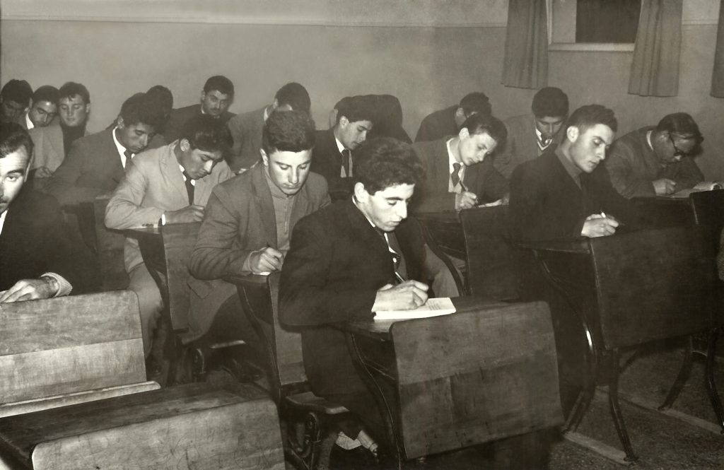 Alumnos tomando clases para Administradores Rurales y Peritos Ganaderos en las aulas de la Escuela Nº2. 1960.