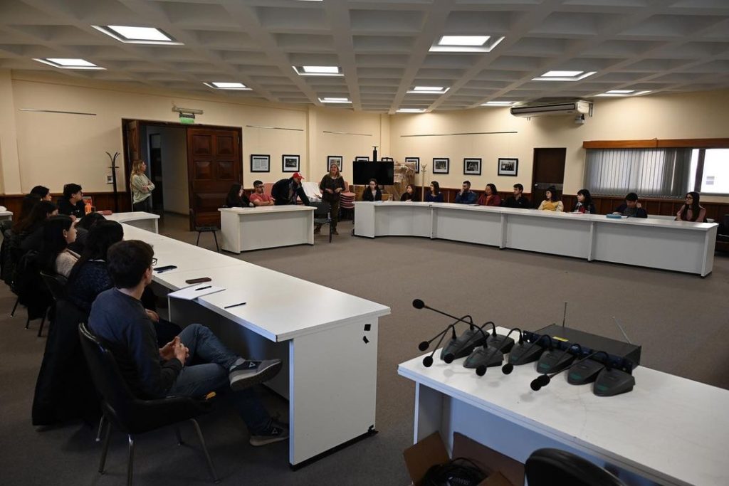 Grupo de personas sentadas en una media ronda
