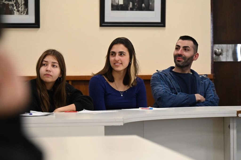 Tres personas escuchando atentamente